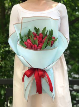 Букет 25 червоних тюльпанів - заказ и доставка цветов Киев