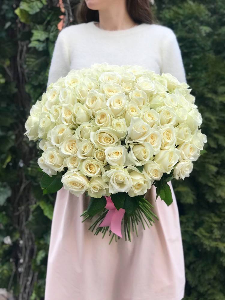 Букет 101 біла троянда Аваланч