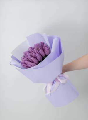 Букет 25 лілових тюльпанів - заказ и доставка цветов Киев