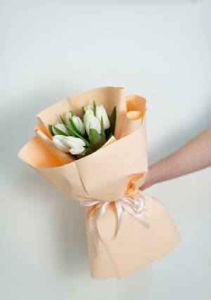 Букет 9 білих тюльпанів - заказ и доставка цветов Киев