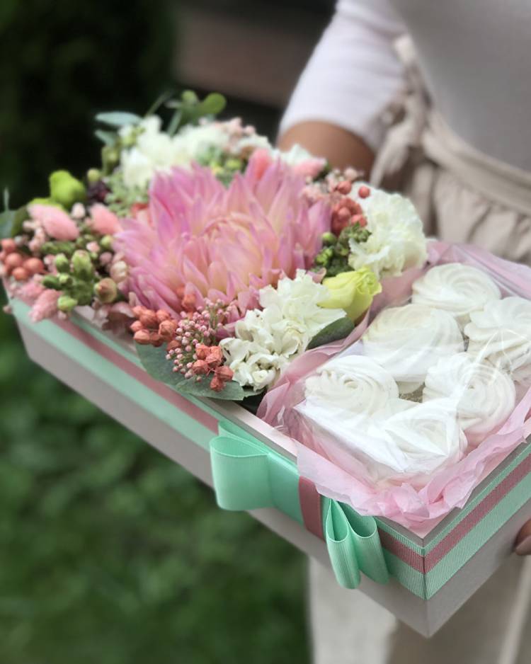 Цветы в коробочке со сладостями "Любовь с акцентом"