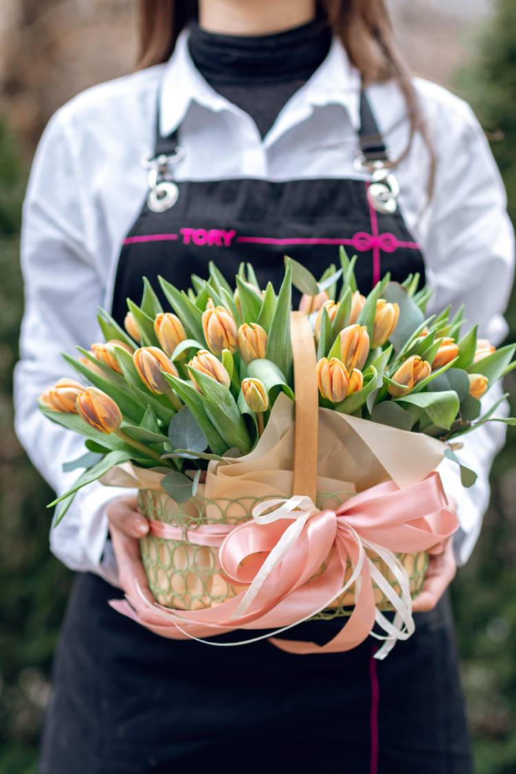 Тюльпаны в корзине "Чувство счастья"