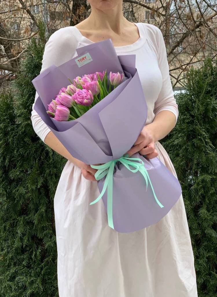 Букет 15 фіолетових тюльпанів.