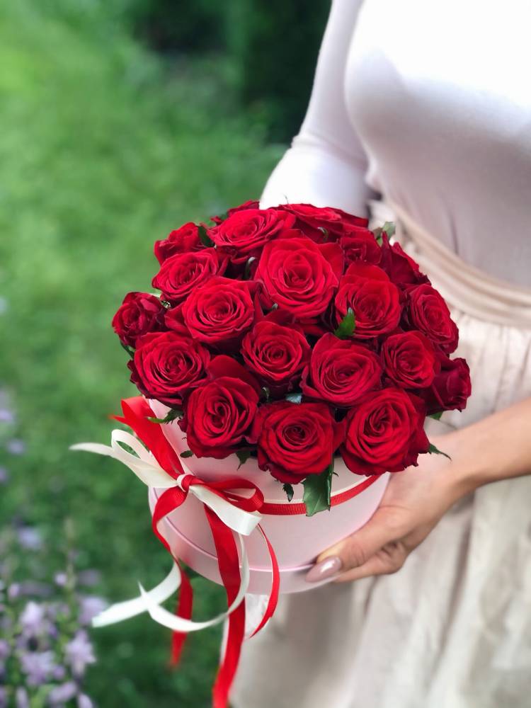 21 червона троянда в капелюшної коробки