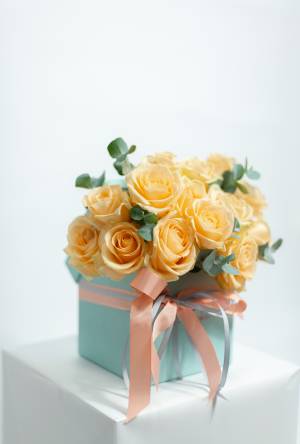 15 персикових троянд у квадратній коробці - заказ и доставка цветов Киев