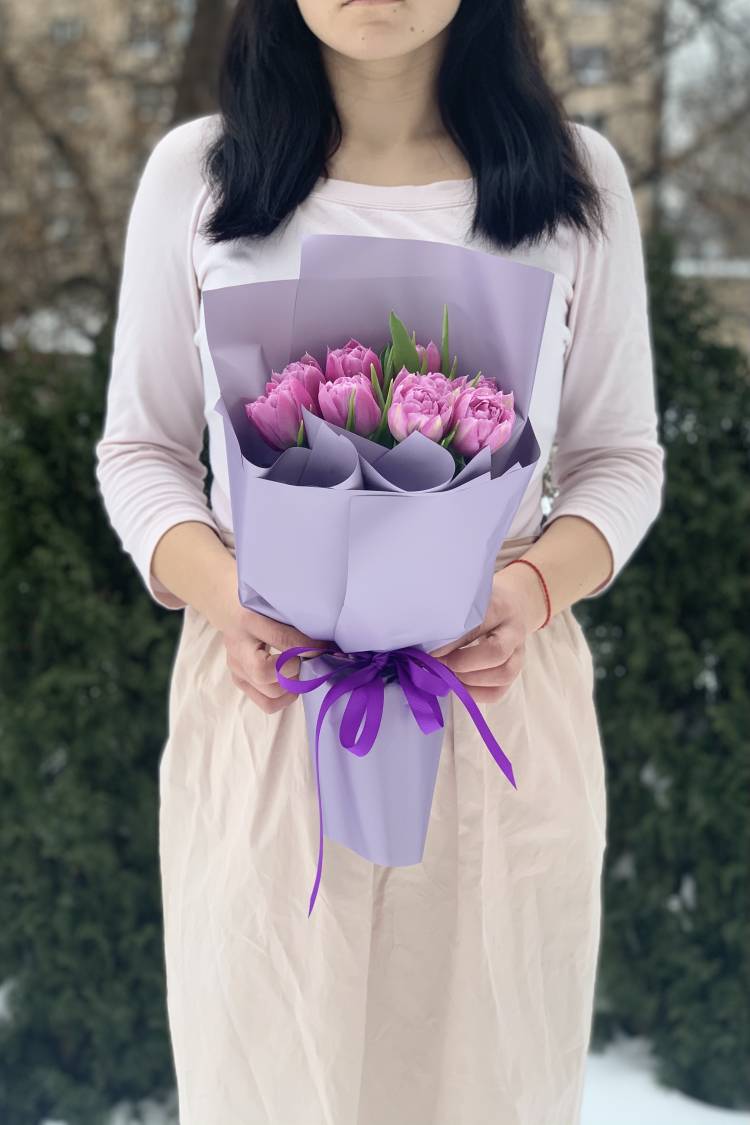 Букет 7 лилово-розових пионовидных тюльпанов