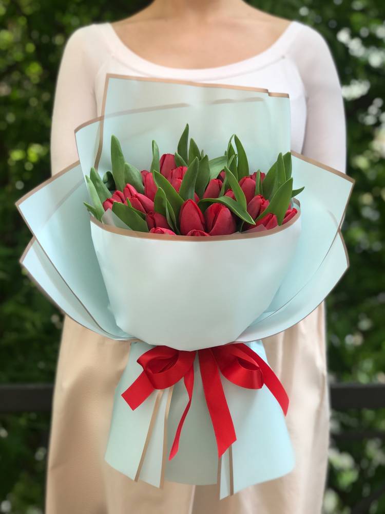 Букет 35 красных тюльпанов