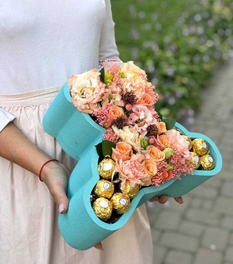 Цветы в фигурной коробке со сладостями  