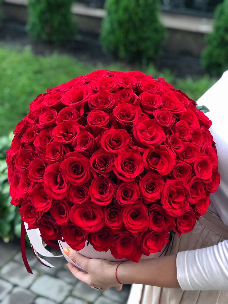 101 червона троянда в шляпной коробці