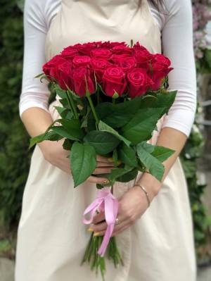Букет 21 малиновая роза - заказ и доставка цветов Киев