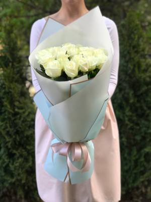 Букет 25 білих троянд Арктика в упаковці - заказ и доставка цветов Киев
