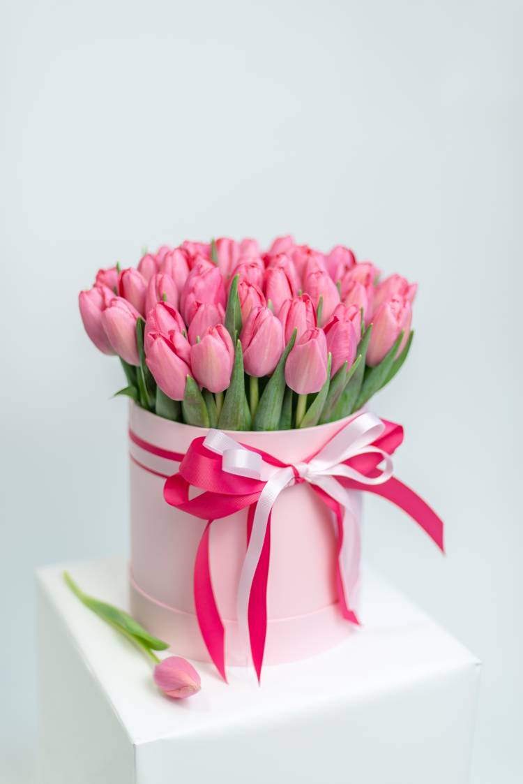 51 розовый тюльпан в коробке