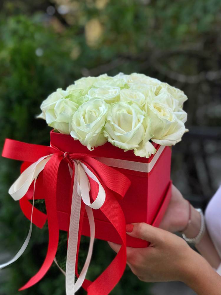 25 White Roses in a Hat Box