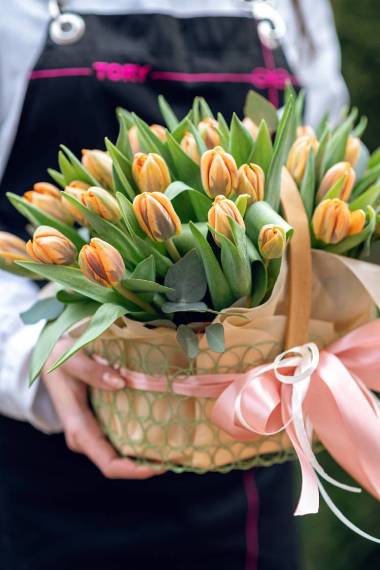 Тюльпани в корзині 