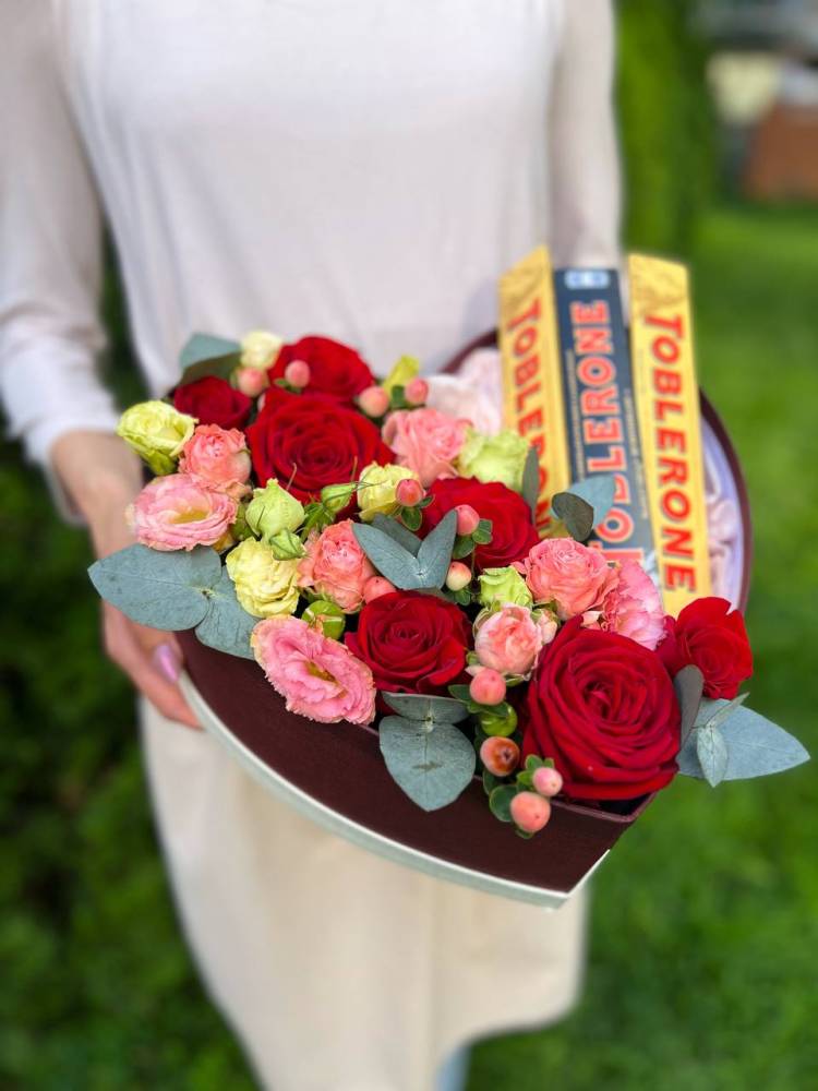 Коробка з квітами та солодким 