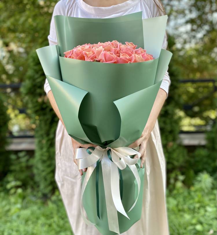 Букет 25 янтарных роз в упаковке