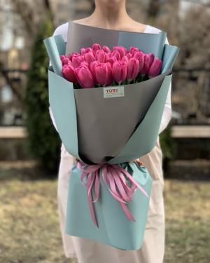 Букет 51 малиновий тюльпан - заказ и доставка цветов Киев