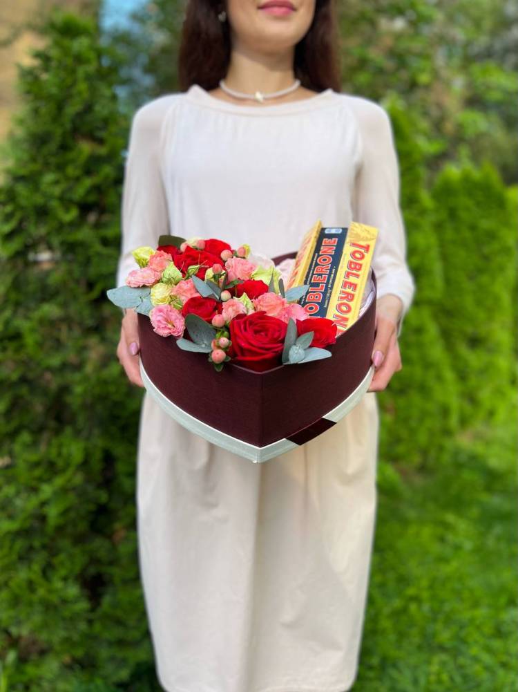 Коробка з квітами та солодким "Любовне натхнення"