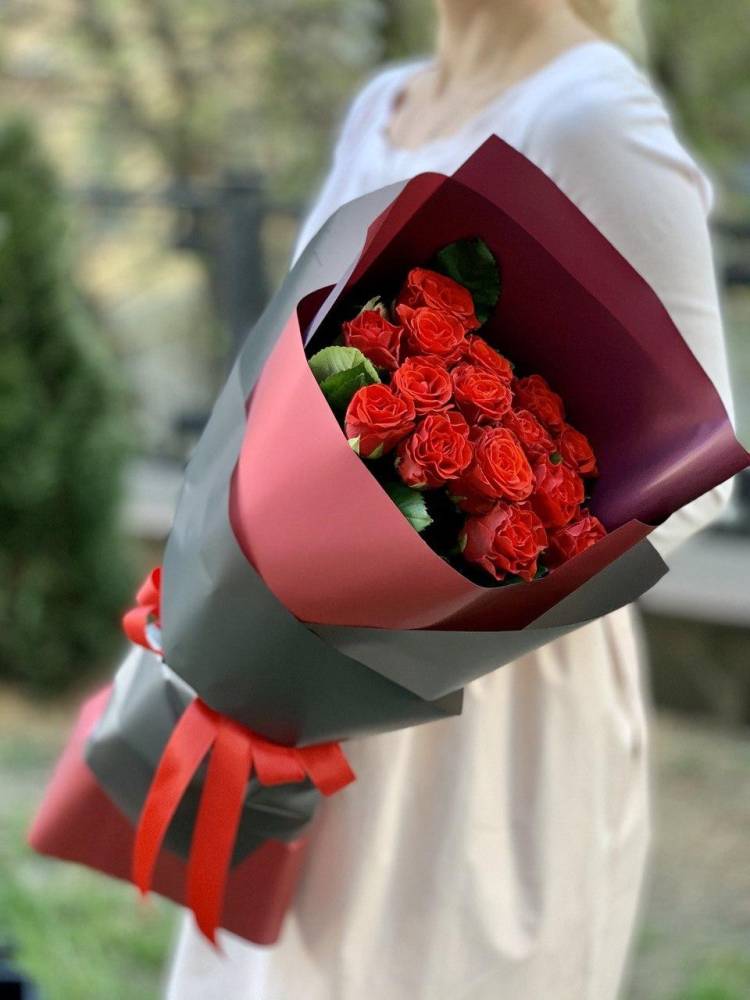 Букет 15 червоних троянд Ель Торо в упаковці