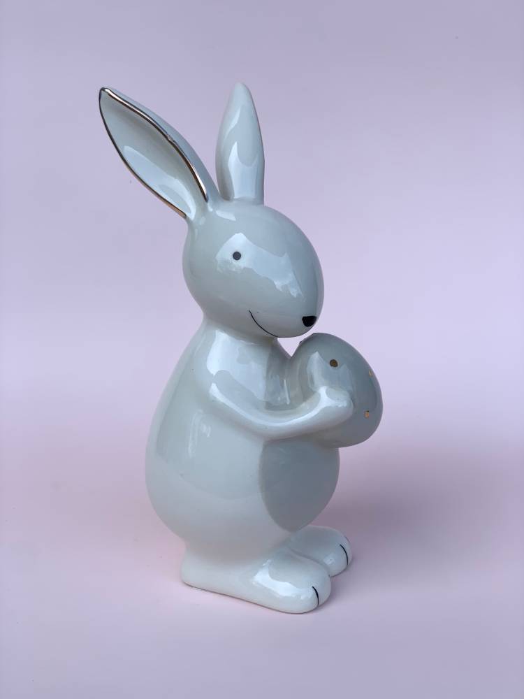 Статуетка Зайчик з яйцем сірий / білий керамічний 5 * 9 * 4 см