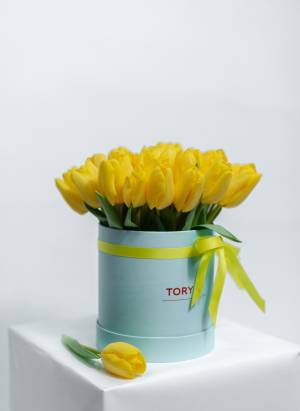 35 жовтих тюльпанів у коробці - заказ и доставка цветов Киев