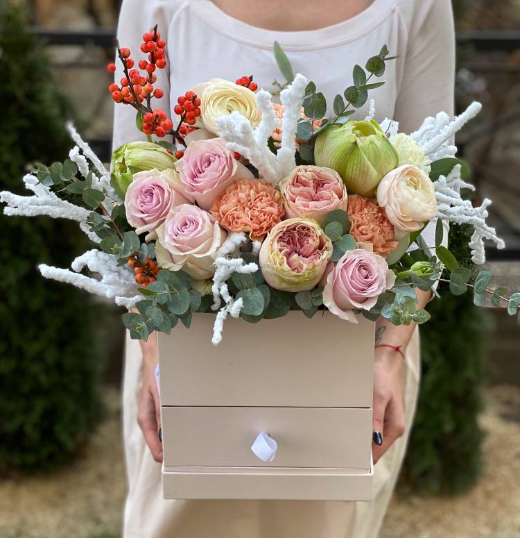 Цветы в коробке со сладостями "Любовное послание"
