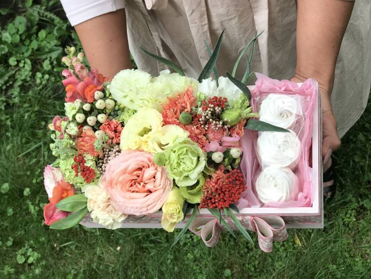 Цветы в коробке со сладостями 