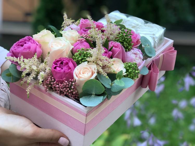 Коробка с цветами и сладостями 