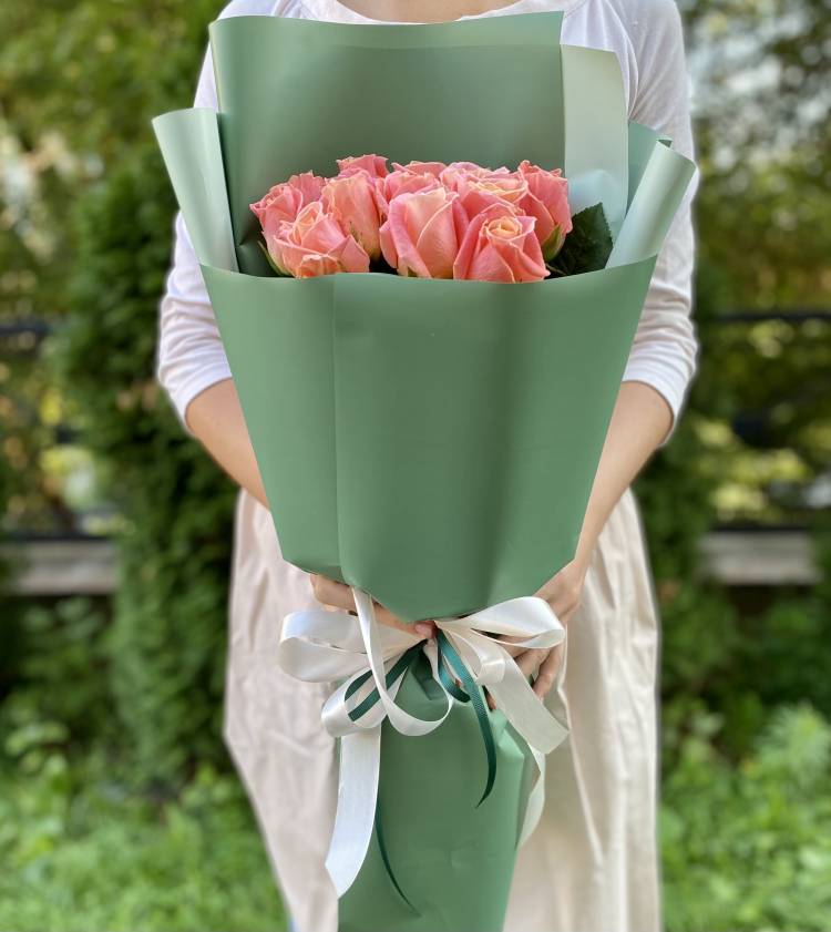 Букет 15 бурштинових троянд в упаковці