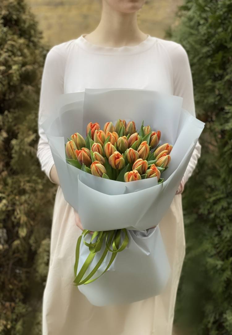 Букет 25 помаранчевих піоновидних тюльпанів