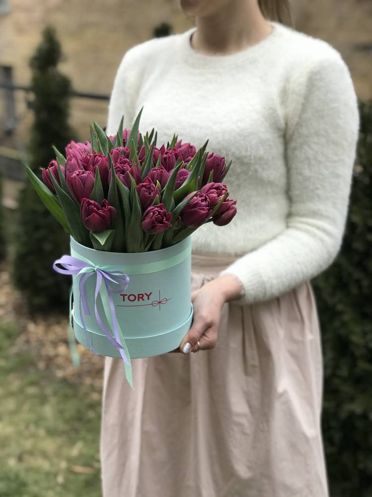 25 фіолетових піоноподібних тюльпанів у коробці