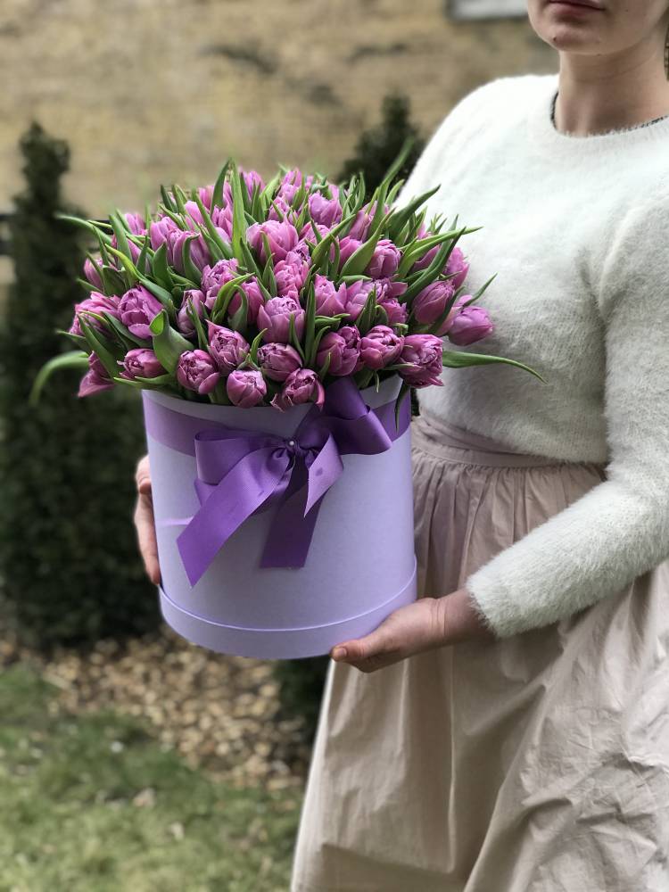 101 лиловый пионовидный тюльпан в коробке