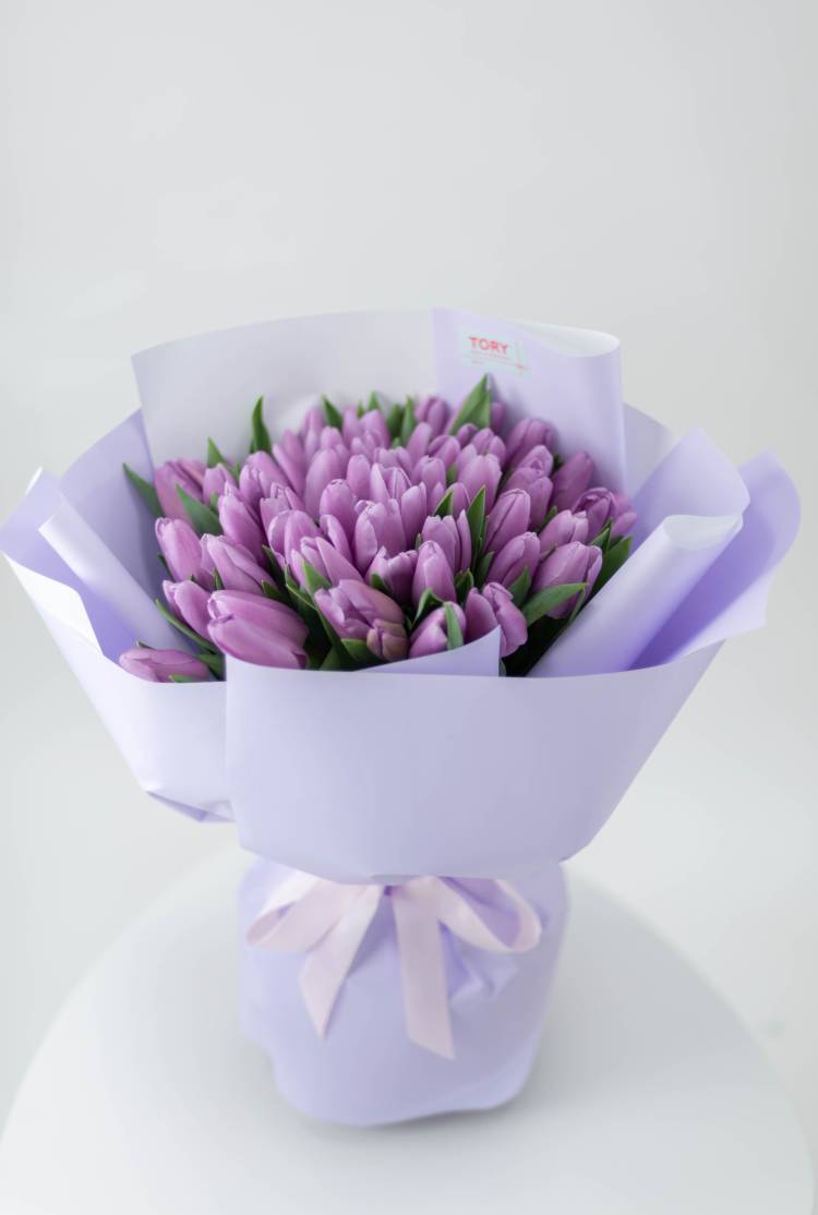 Букет 51 лиловый тюльпан