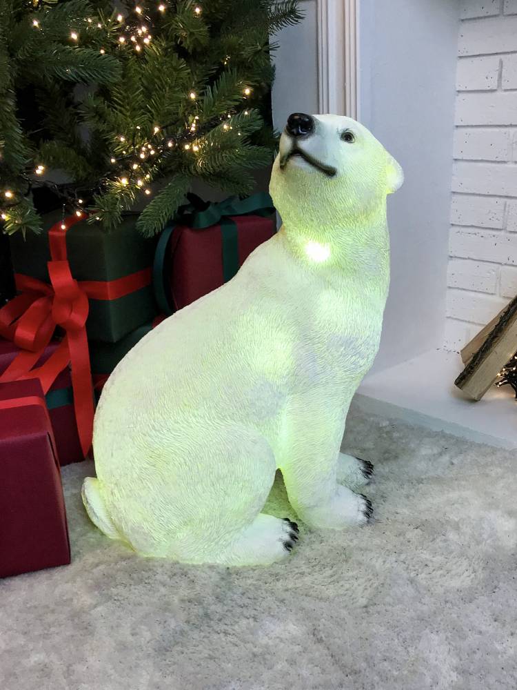 Полярний ведмідь білий.