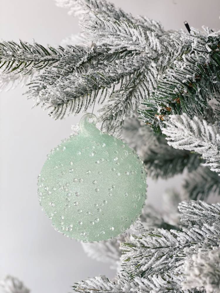 Скляна ялинкова куля в дорогоцінному камінні, біла/світло-зелена, 10 см.