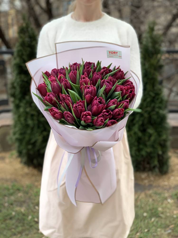 Букет 35 фиолетовых пионовидных тюльпанов