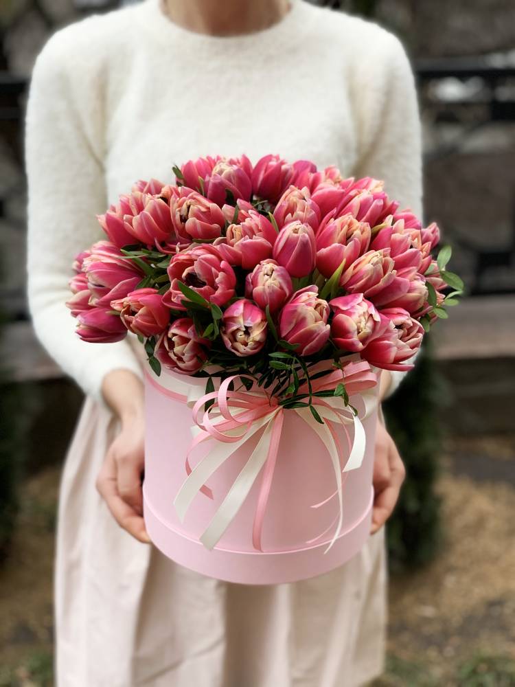 51 рожевий піоноподібний тюльпан у коробці