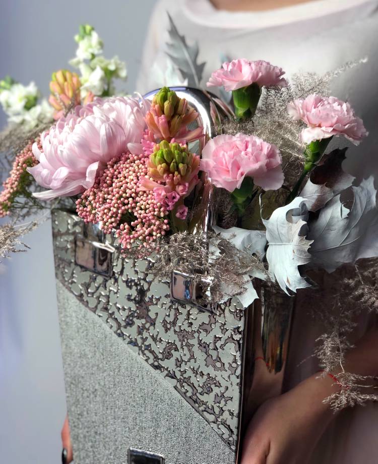 Цветы в керамической вазе 