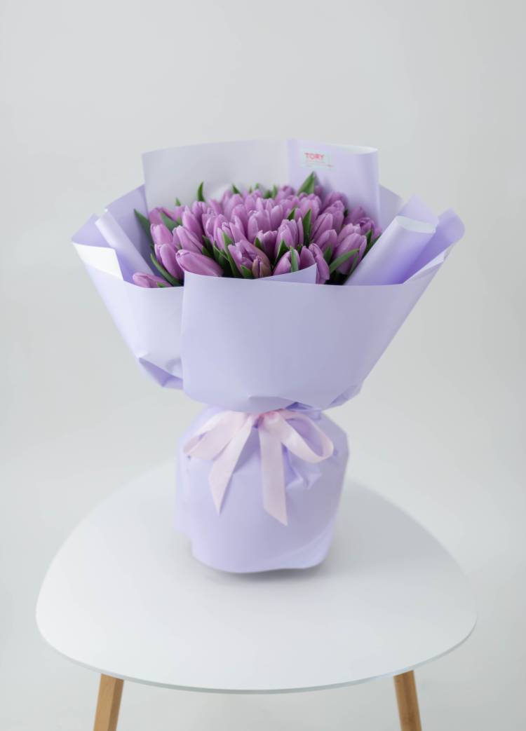 Букет 51 лиловый тюльпан