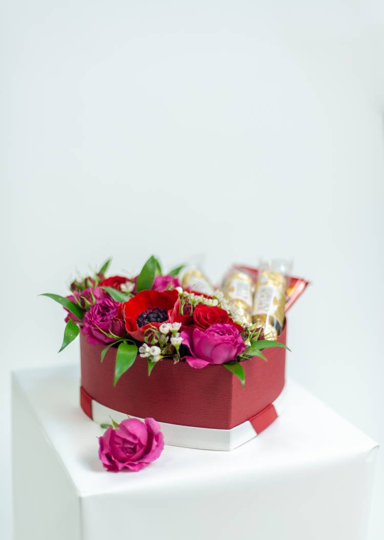 Цветы в коробке со сладостями "Пудровая Сладость"