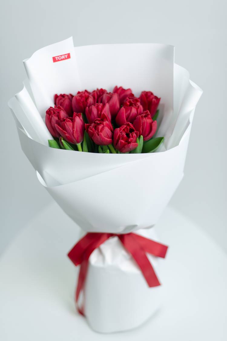 Букет 15 червоних піоновидних тюльпанів