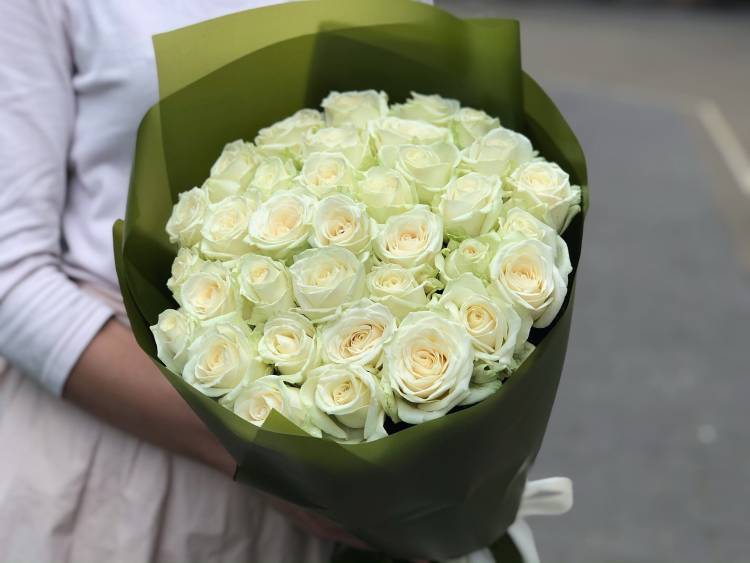 Букет 35 білих троянд в упаковці