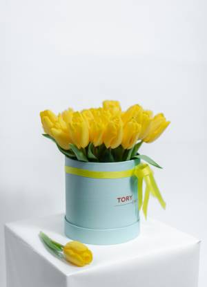 25 жовтих тюльпанів у коробці - заказ и доставка цветов Киев