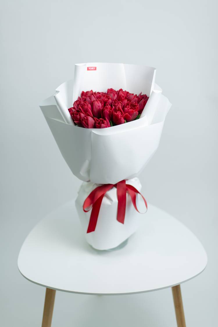 Букет 25 червоних піоновидних тюльпанів