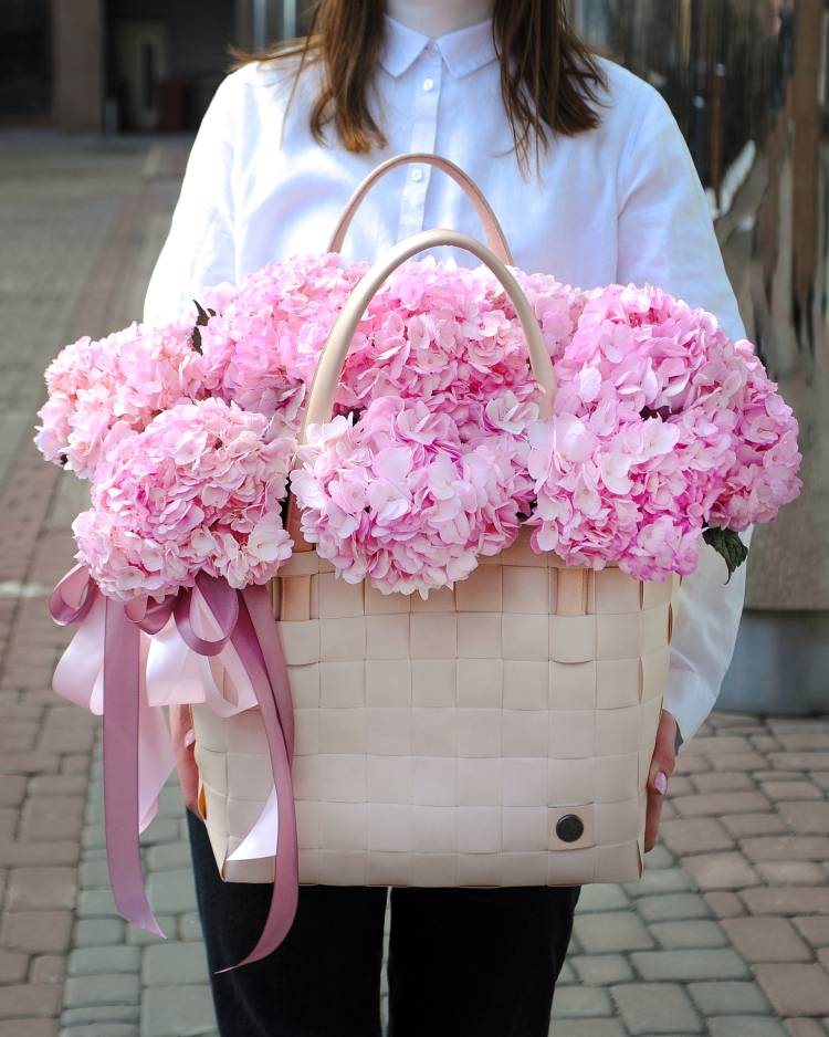 11 розовых гортензий в сумке