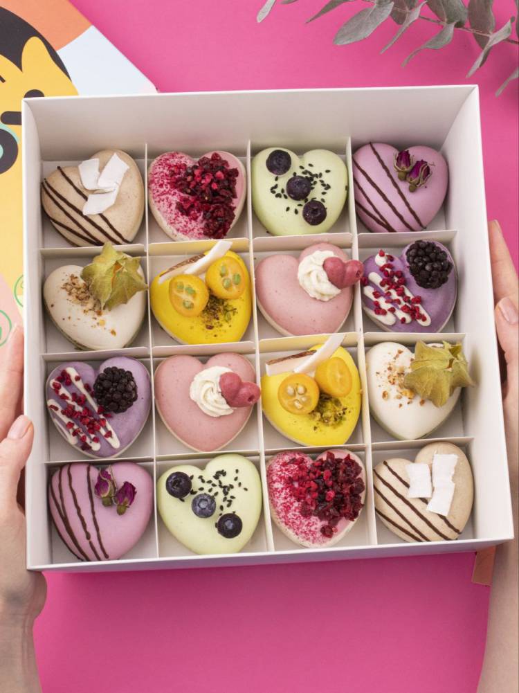 Набір десертів-сердечок подарунковий LOVEBOX & JOY 16 ШТ