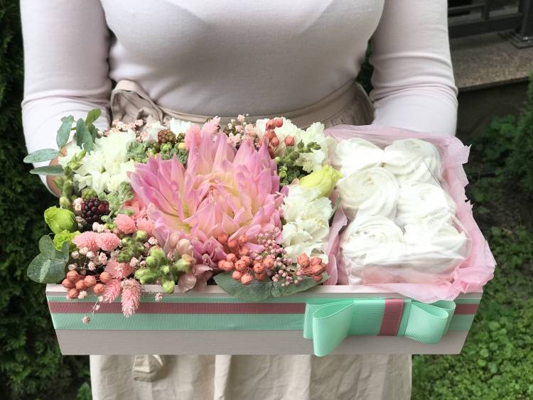 Цветы в коробочке со сладостями 