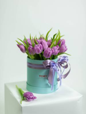 25 лілових піоновидних тюльпанів в коробці - заказ и доставка цветов Киев