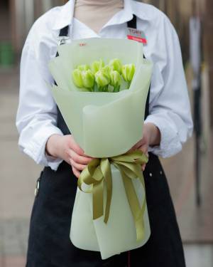 Букет 9 біло-зелених піоновидних тюльпанів - заказ и доставка цветов Киев