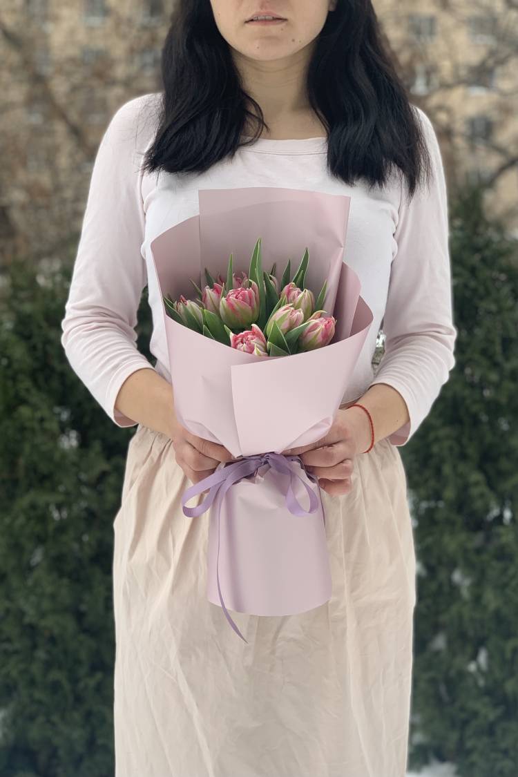 Букет 9 рожевих піоновидних тюльпанів